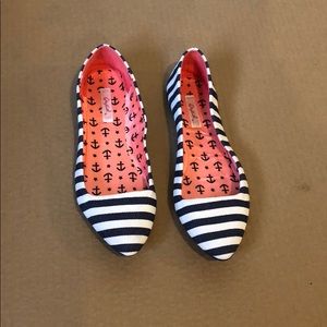 Women’s flats